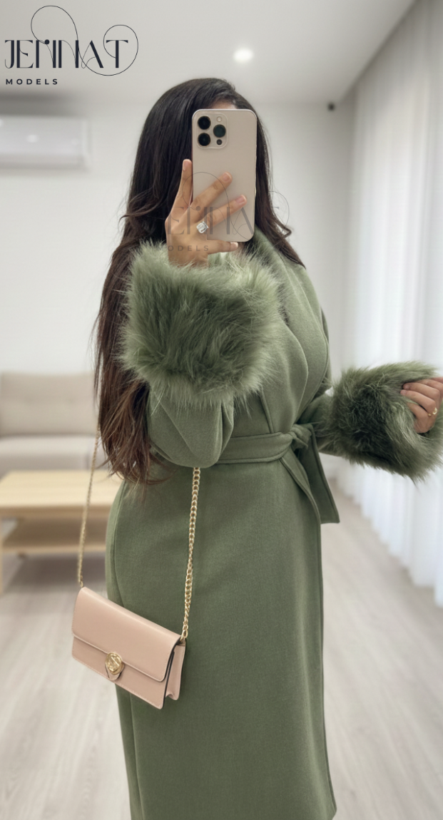 معطف شتوي أنيق بتصميم عصري وأكمام فرو